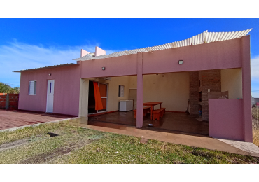 CASA CON QUINCHO Y PILETA