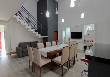 Casa amplia con patio y quincho en zona UTN